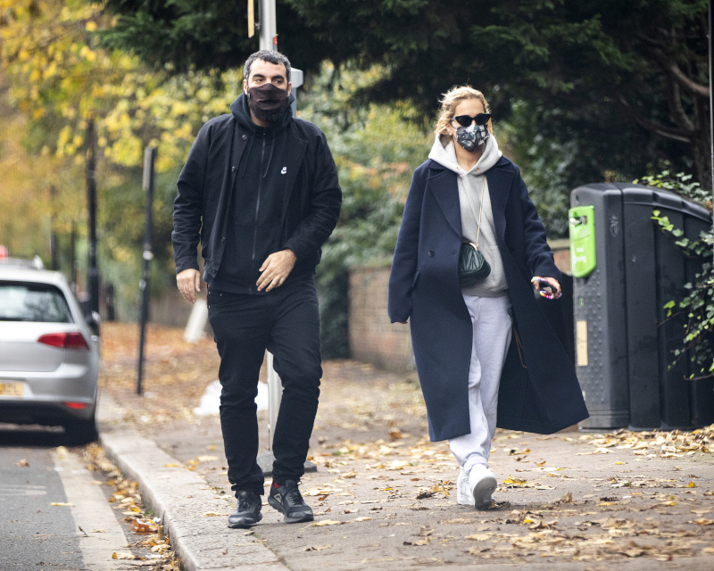 Η Ρίτα Όρα με τον σύντροφό της Ρομέν Γαβρά σε βόλτα στο Λονδίνο 