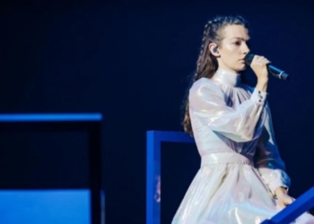 Η Αμάντα Γεωργιάδη στη σκηνή της Eurovision με φόρεμα Celia Kritharioti