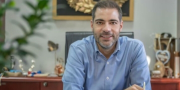 Ο φάκελος με τους πίνακες ζωγραφικής στον Δήμο Αλίμου