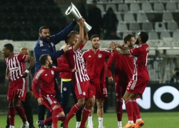 «Ερυθρόλευκοι» πανηγυρισμοί για τον τίτλο στην Τούμπα