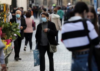 Χωρίς μάσκες στους εσωτερικούς χώρους από σήμερα – Πού θα παραμείνουν