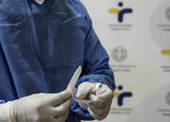 Covid-19: Γιατί παραμένουν υψηλά τα κρούσματα ενώ πολλοί νόσησαν με Όμικρον