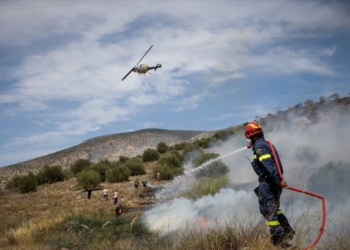 Σε ύφεση η πυρκαγιά στη Βούλα – Οι δυνάμεις της Πυροσβεστικής παραμένουν στο σημείο