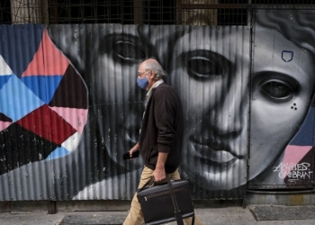 Έλληνας καθηγητής της Οξφόρδης εξηγεί πότε θα τελειώσει η πανδημία και πώς θα είναι το τέλος της