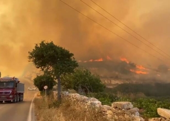 Αναζωπύρωση της φωτιάς στην Πάρο – Η Πυροσβεστική του Δήμου και εθελοντές δίνουν μάχη με τις φλόγες