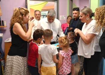 Στο Ειδικό Νηπιαγωγείο Κωφών και Βαρηκόων στην Αργυρούπολη για την παράδοση υποστηρικτικού υλικού ο Περιφερειάρχης Αττικής Γ. Πατούλης