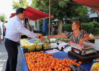 Τη λαϊκή αγορά Περιστερίου επισκέφθηκε ο υπουργός Ανάπτυξης και Επενδύσεων Άδ. Γεωργιάδης