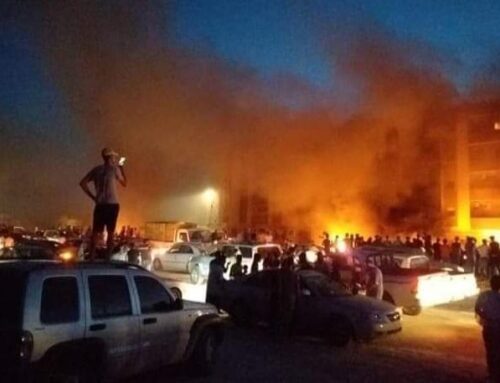 Εικόνες χάους στη Λιβύη: Διαδηλωτές εισέβαλαν στο κοινοβούλιο στο Τομπρούκ
