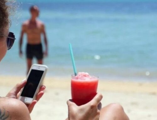 Έρευνα: Οι Έλληνες δεν αφήνουν το κινητό από το χέρι ούτε στις διακοπές