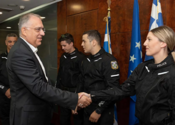 Συγχαρητήρια Θεοδωρικάκου σε αστυνομικούς για τη σύλληψη διαρρήκτη στην Ομόνοια: Ήρωες της καθημερινότητας
