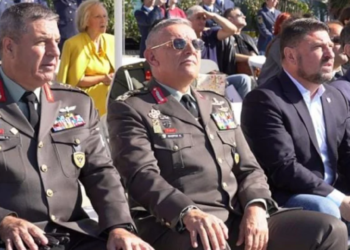 Ο Ν. Χαρδαλιάς παρακολούθησε την εντυπωσιακή επίδειξη της Πολεμικής Αεροπορίας στο Φλοίσβο