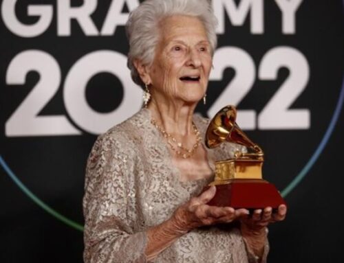 Η 95χρονη Άνχελα Άλβαρες μιλάει για το βραβείο της ως πρωτοεμφανιζόμενη καλλιτέχνιδα