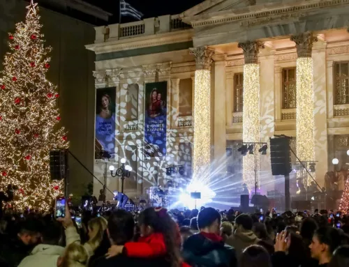 Φωταγωγήθηκε το χριστουγεννιάτικο δέντρο στον Πειραιά – Πλήθος κόσμου στο Δημοτικό Θέατρο