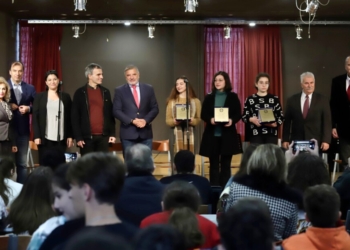 Περιφέρεια Αττικής: Απονεμήθηκαν τα βραβεία «Μίκης Θεοδωράκης» σε μαθητές του Μουσικού Σχολείου Πειραιά