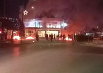 Ρομά έκαψαν κατάστημα με ελαστικά στον Ασπρόπυργο και αστικό λεωφορείο στα Άνω Λιόσια