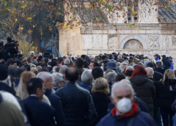 Live η κηδεία του τέως βασιλιά Κωνσταντίνου, σε εξέλιξη το λαϊκό προσκύνημα