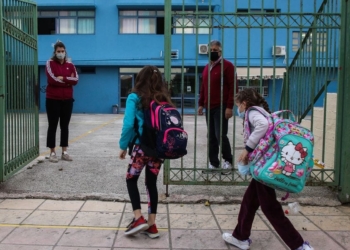 Έρχεται το «Πολλαπλό Βιβλίο» στα σχολεία – Τι προβλέπει η νέα μεταρρύθμιση