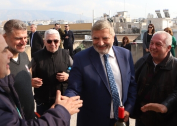 Στην κοπή της πίτας της Διεύθυνσης Διαχείρισης Μητροπολιτικών Υποδομών της Περιφέρειας Αττικής ο Περιφερειάρχης