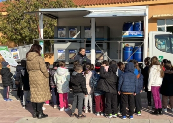 Με τη συμμετοχή μαθητών σχολείων από 15 Δήμους της Αττικής συνεχίστηκε και την προηγούμενη εβδομάδα το εκπαιδευτικό πρόγραμμα ανακύκλωσης Τhe Green City από την Περιφέρεια Αττικής