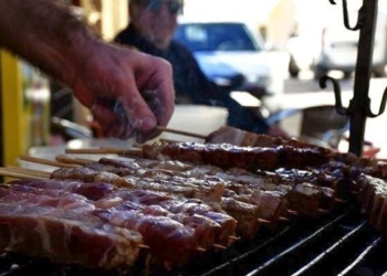 Δήμοι στην Αττική το «τσικνίζουν» με γλέντι και παραδοσιακά έθιμα