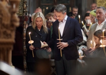 Την ακολουθία και την περιφορά του Επιταφίου στο Ναό της Ευαγγελιστρίας στην Τήνο παρακολούθησε ο πρωθυπουργός