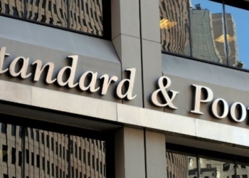 S&P: Αναβάθμισε τις προοπτικές του ελληνικού αξιόχρεου σε θετικές