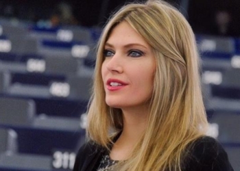 Ελεύθερη η Εύα Καϊλή για να επανέλθει στα καθήκοντά της στο Ευρωκοινοβούλιο δήλωσαν οι δικηγόροι της