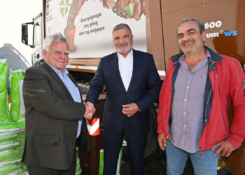 Παράδοση ενός σύγχρονου απορριμματοφόρου και καφέ κάδων στον Δήμο Αγκιστρίου, από την Περιφέρεια Αττικής