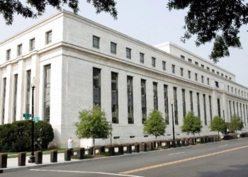 Η Fed άφησε αμετάβλητα τα επιτόκια – Αναθεωρεί προς τα επάνω την πρόβλεψή της για την ανάπτυξη