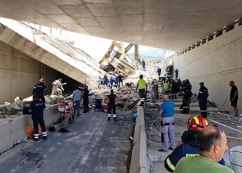 Κατάρρευση τμήματος γέφυρας στην Πάτρα – Πληροφορίες για δύο νεκρούς και άλλους εγκλωβισμένους