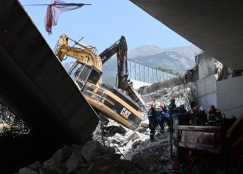 Σε εξέλιξη στην Πάτρα οι έρευνες διασωστών στο σημείο που κατέρρευσε γέφυρα