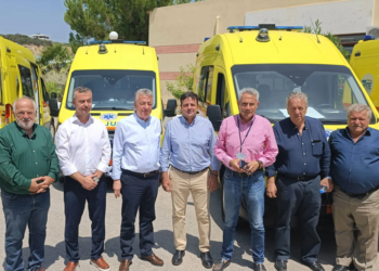 Άλλα 4 σύγχρονα ασθενοφόρα από τα 14 συνολικά παρέδωσε ο Περιφερειάρχης Κρήτης στον Διοικητή της 7ης ΥΠΕ για τα Κέντρα Υγείας Κισσάμου, Σφακίων, Αγ. Φωτεινής και Αρκαλοχωρίου