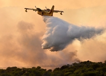 Μάχη των πυροσβεστικών δυνάμεων σε Λουτράκι, Δερβενοχώρια και Ρόδο – Ισχυρές επίγειες και εναέριες δυνάμεις σε όλα τα μέτωπα