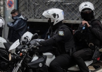 Άρπαξαν από 83χρονη τσάντα που περιείχε πάνω από 16.000 ευρώ – Εξιχνιάσεις υποθέσεων από την ΕΛ.ΑΣ.