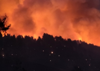 Ολονύχτια μάχη στα πύρινα μέτωπα θα δώσουν οι δυνάμεις της Πυροσβεστικής