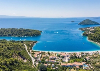 Σκόπελος, το νησί – πρότυπο κατά του υπερτουρισμού, σύμφωνα με τη Le Figaro