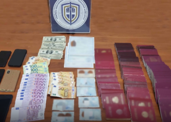 Στη φυλακή o απόστρατος αστυνομικός και ο «εγκέφαλος» του κυκλώματος παράνομων ελληνοποιήσεων