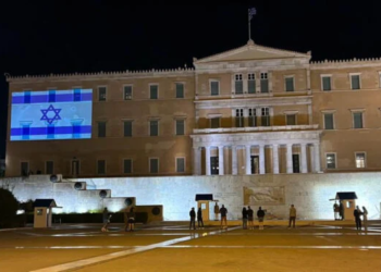 Στα χρώματα της σημαίας του Ισραήλ φωταγωγήθηκε η Βουλή