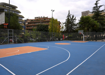 Δήμος Αθηναίων: Ολοκληρώθηκαν οι εργασίες ανακαίνισης εννέα ανοιχτών γηπέδων μπάσκετ