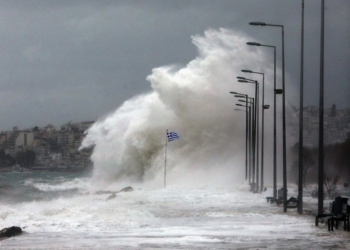 Μηχανικοί καταγράφουν τις καταστροφές από την κακοκαιρία στο παραλιακό μέτωπο της Χαλκιδικής
