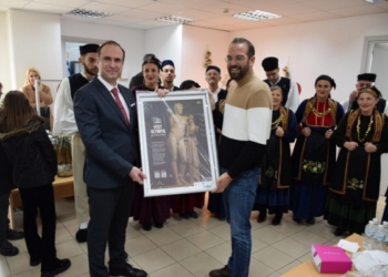 Οι ευχές του Νεκτάριου Φαρμάκη για τα Χριστούγεννα: Ας προσπαθήσουμε όλοι για μία κοινωνία με περισσότερο φως και λιγότερο σκοτάδι
