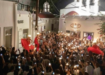 Ο πρόεδρος του Δημοτικού Συμβουλίου Μυκόνου με το πιο «φασαριόζικο» μαγαζί που βάζει σε μπελάδες τη νέα δημοτική Αρχή
