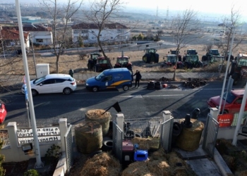 Αγρότες απέκλεισαν το Τελωνείο Καστοριάς και το κτίριο της Περιφέρειας Δ. Μακεδονίας στην Κοζάνη