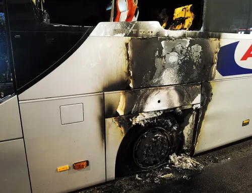 Γεωπονική: Πεδίο μάχης έγινε η Λεωφόρος Αθηνών – Έκαψαν δύο λεωφορεία και πέταγαν πέτρες σε ΙΧ