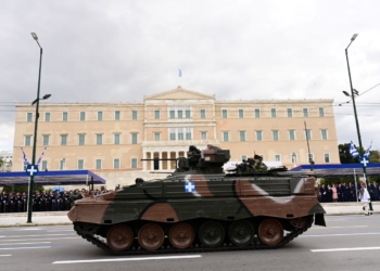 Μεγαλειώδης η στρατιωτική παρέλαση της Αθήνας (βίντεο και φωτογραφίες)