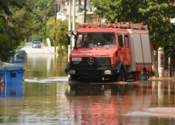 Απεγκλωβισμοί και αντλήσεις υδάτων στην Πιερία – Αυτοψία στις πλημμυρισμένες περιοχές από τις επιτροπές ελέγχου