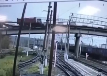 Συγκλονιστικό βίντεο: Γέφυρα γκρεμίζεται πάνω σε γραμμές τρένου