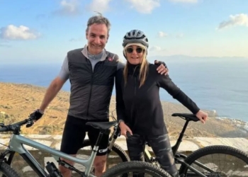 Μητσοτάκης: Βόλτα με το ποδήλατο μετά το αρνί, βοηθάει και στη χώνεψη