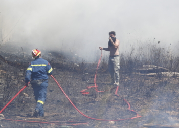 Κυκλοφοριακές ρυθμίσεις στη λεωφόρο Βάρης-Κορωπίου λόγω πυρκαγιάς