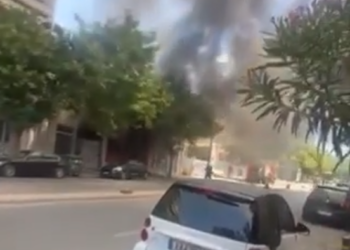 Φωτιά τώρα στην Ευελπίδων σε εγκαταλελειμμένο κτήριο (βίντεο)